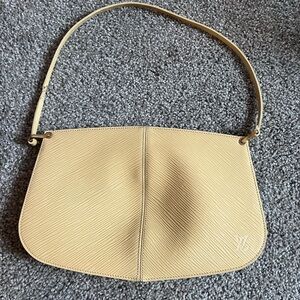 LOUIS VUITTON
Epi Pochette Demi-Lune